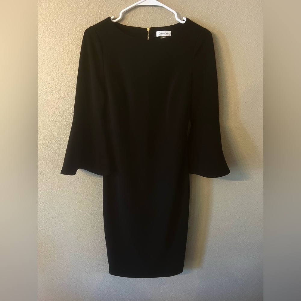 👠 STUNNING Women’s Sz 2 Bell Sleeve Calvin Klein Black Dress with Gold Zipper